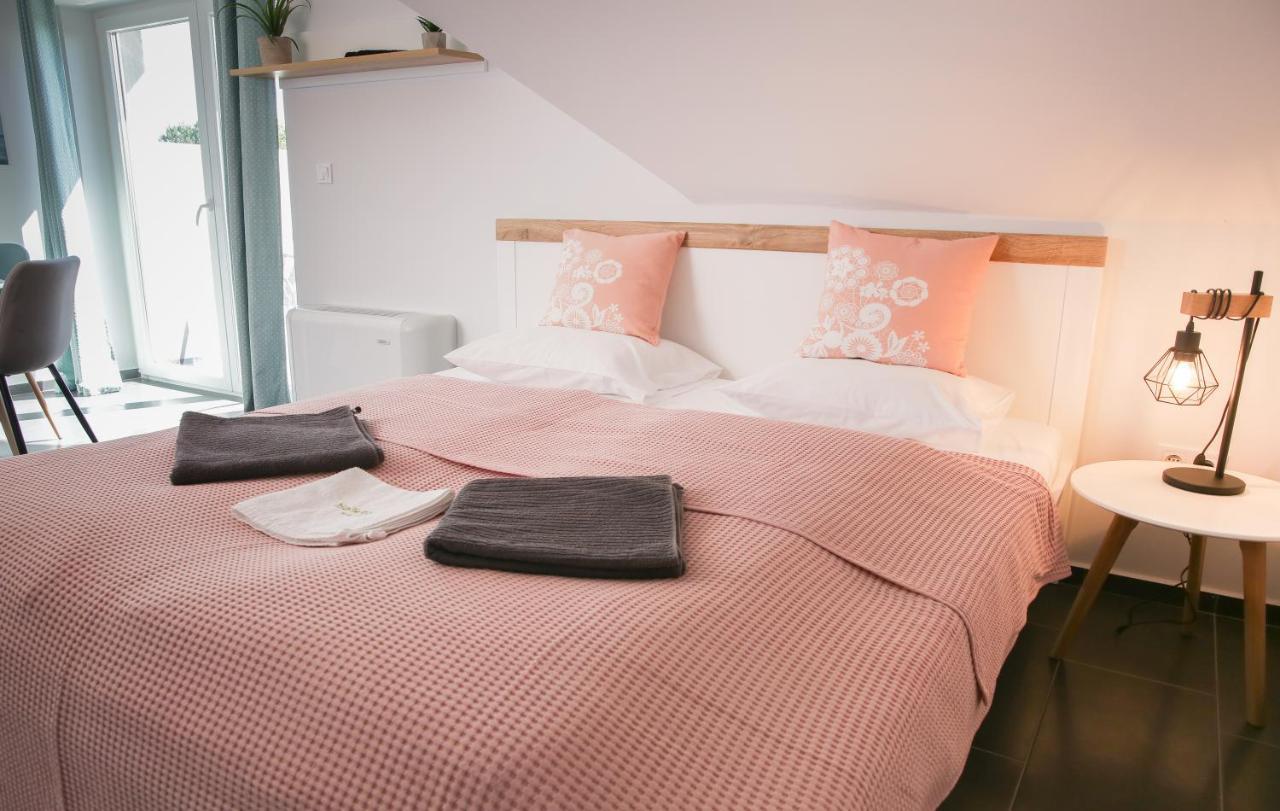 Balkon Apartmanhaz Panzio บาลาตอนฟือเรด ภายนอก รูปภาพ