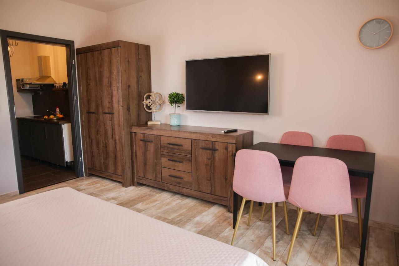 Balkon Apartmanhaz Panzio บาลาตอนฟือเรด ภายนอก รูปภาพ