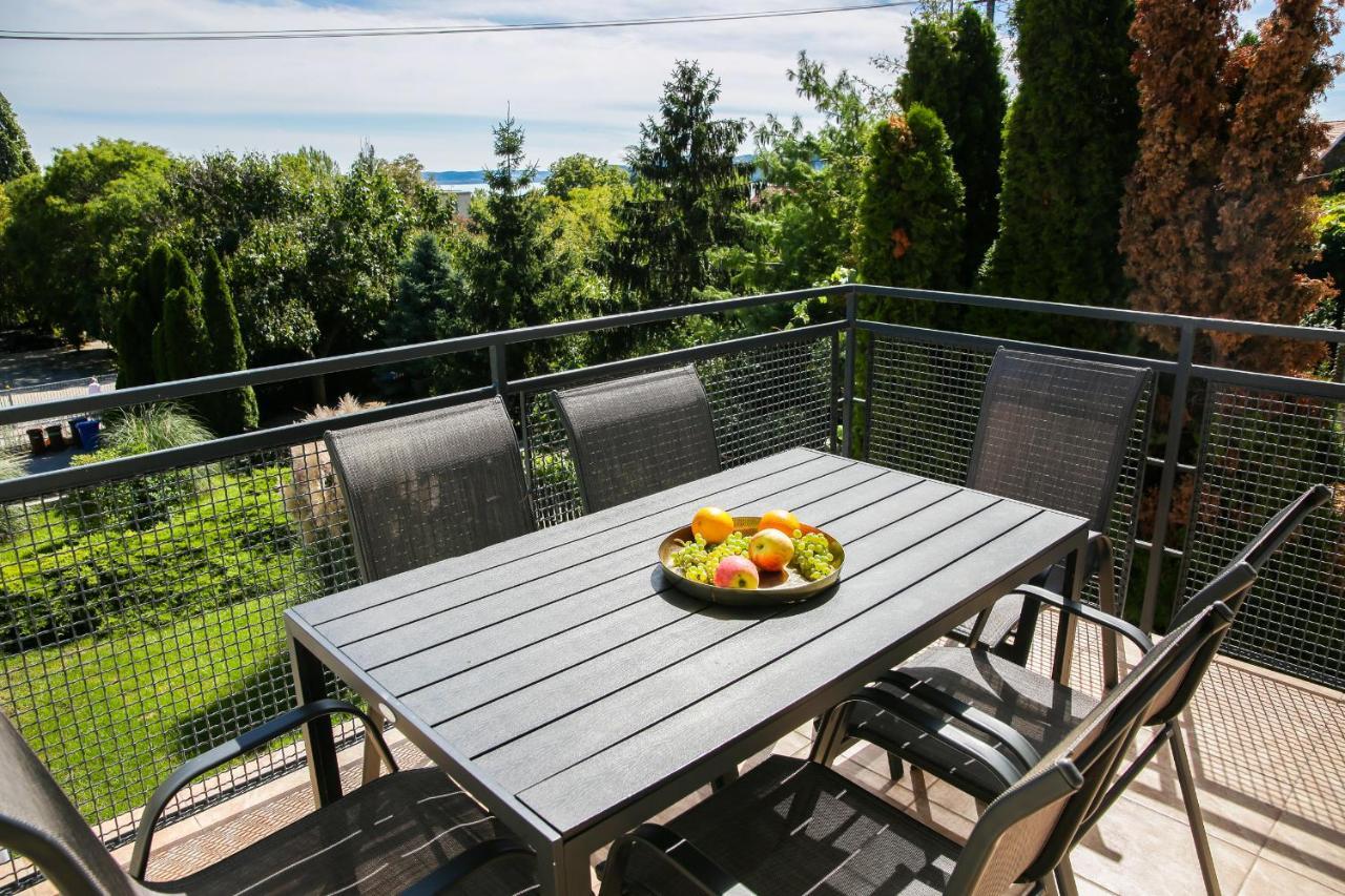 Balkon Apartmanhaz Panzio บาลาตอนฟือเรด ภายนอก รูปภาพ