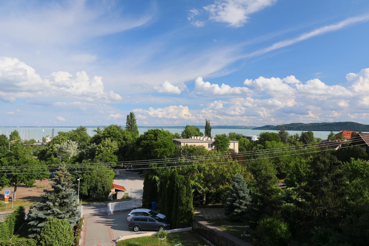 Balkon Apartmanhaz Panzio บาลาตอนฟือเรด ภายนอก รูปภาพ